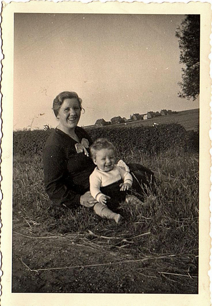 Adriana van Rumpt-Trommel en haar oudste zoon Adrianus Jacob van Rumpt (1940)
