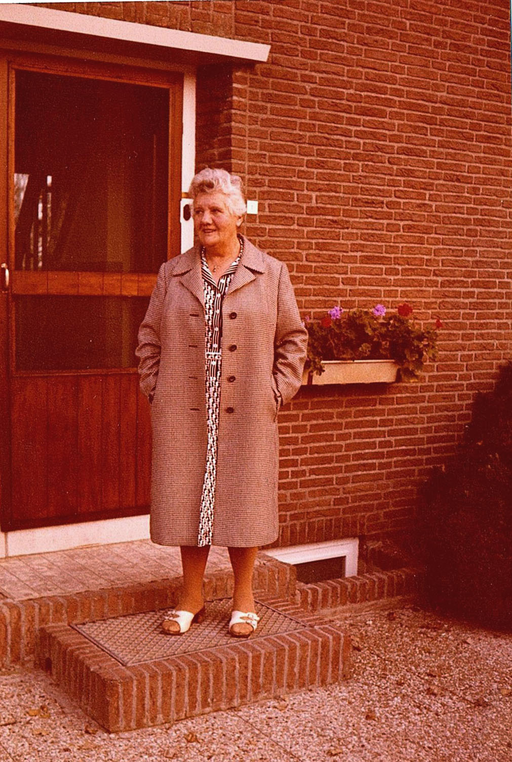 Adriana van Rumpt�Trommel bij het huis bij Rumptstad