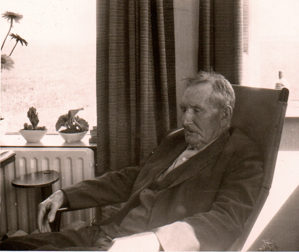 Adrianus Jacob van Rumpt gefotografeerd in het huis van zoon Piet aan de L.V. Poldersedijk op Stad