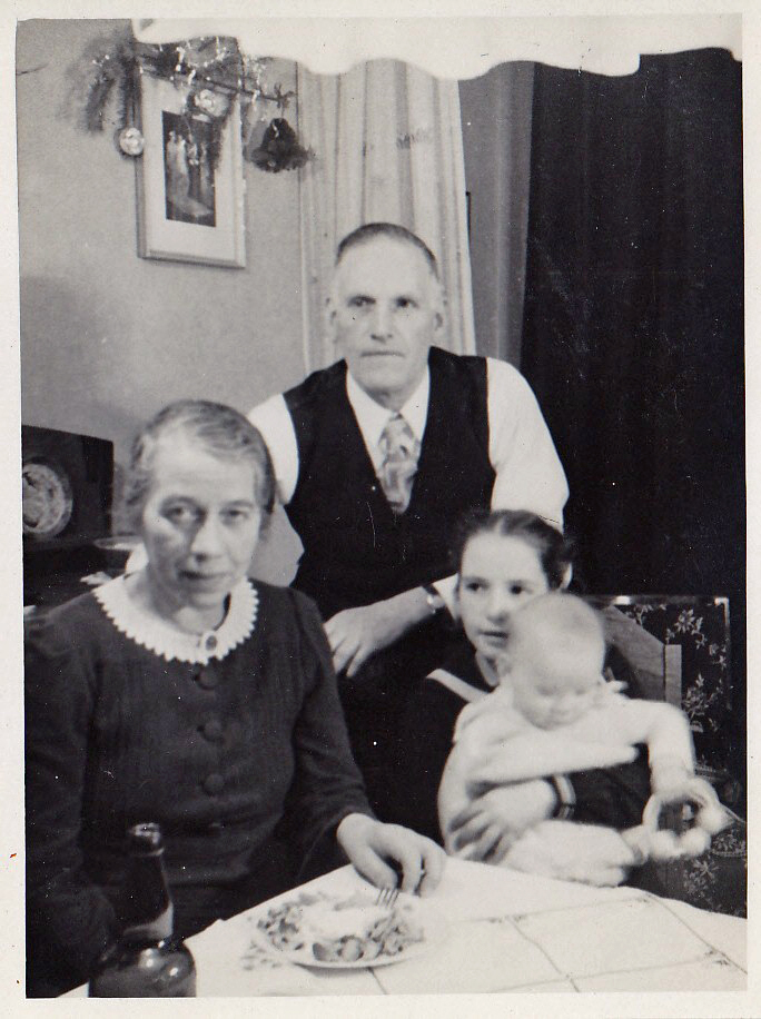 Bastiaan Gebuis en Sipkje Maria Huisman, dochter Lijda en kleinzoon Hans