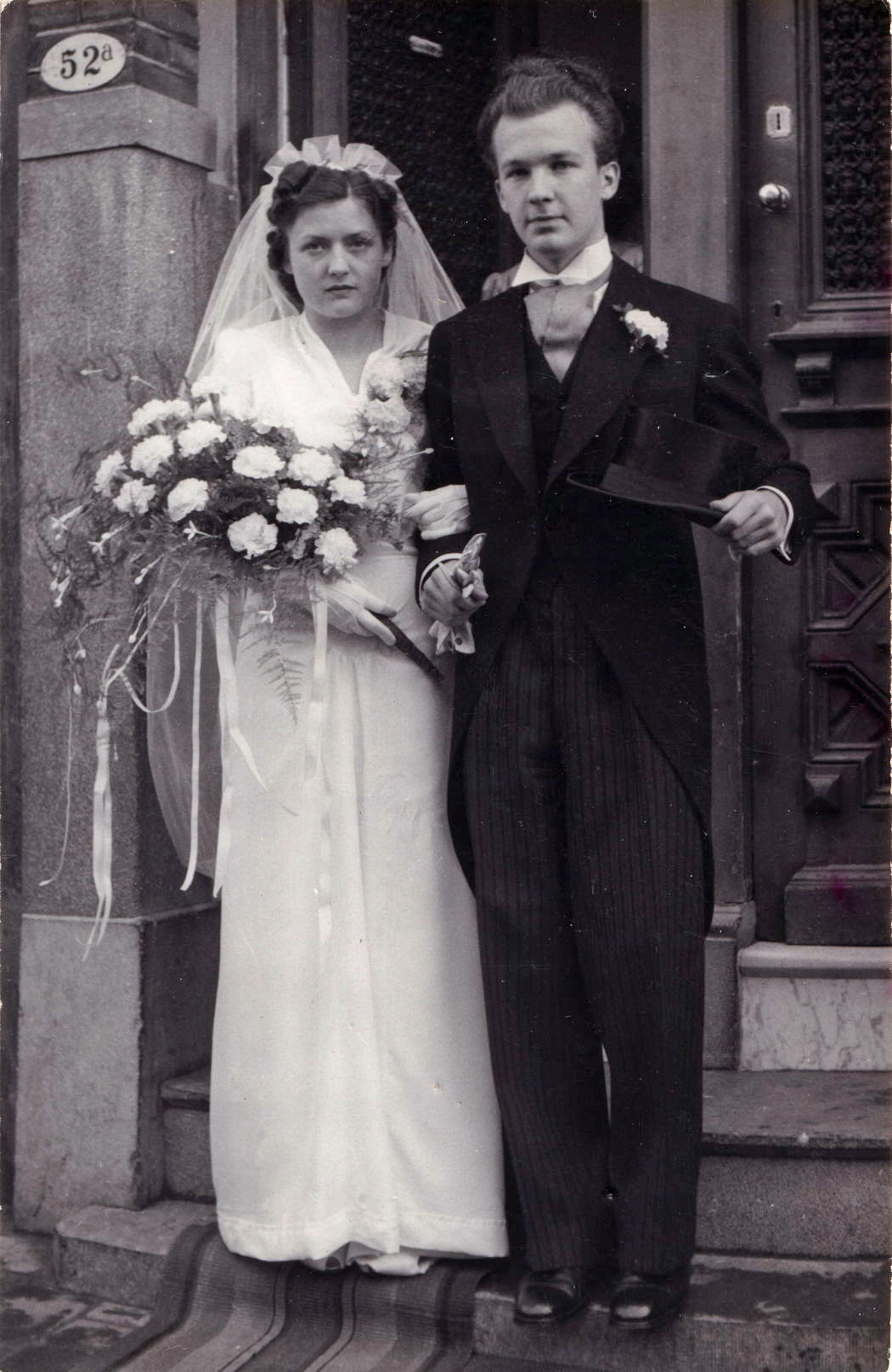 Huwelijk met de handschoen van Jozina Suzanna van Rumph (1925-2007) en Jan Murris (1915-1998), 6 november 1947. De man op de foto is de stand-in bruidegom, Jan was in Zuid-Afrika.