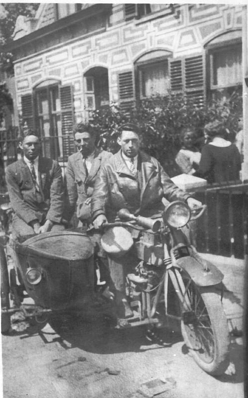 Van links naar rechts: Kees van Rumpt, onbekend, Piet van Rumpt