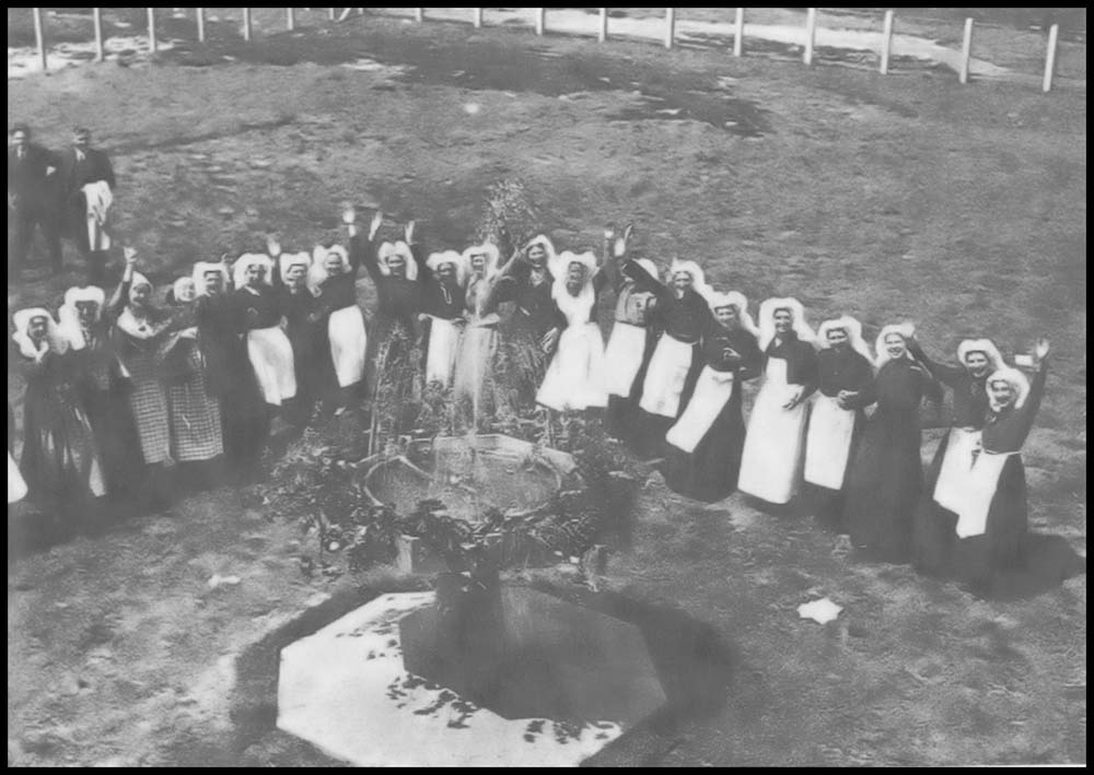 Lijntje Jongeling uit Den Bommel (derde van rechts)
Ouddorp 7 juni 1934: op de foto ziet u hoe het water uit een fraai versierde fontein spuit bij het pompstation in Ouddorp. Een historisch jaar, 1934, het jaar dat Goeree-Overflakkee drinkwaterleiding kreeg.
