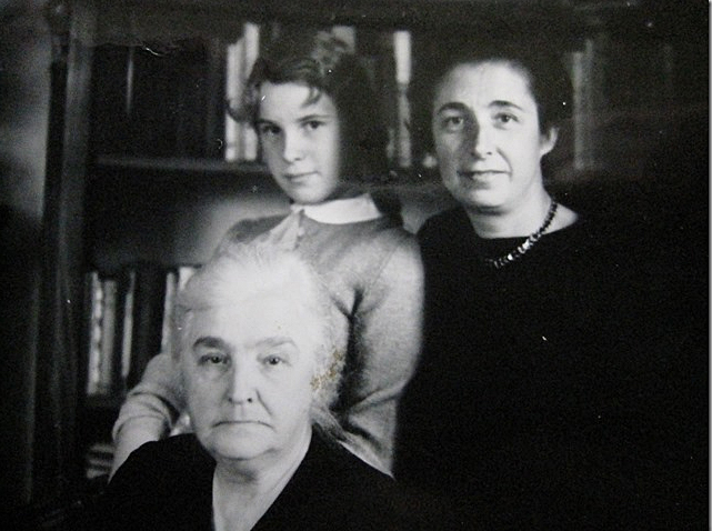 Maria M. Snijders-van den Berg met dochter Cor en kleindochter Loes