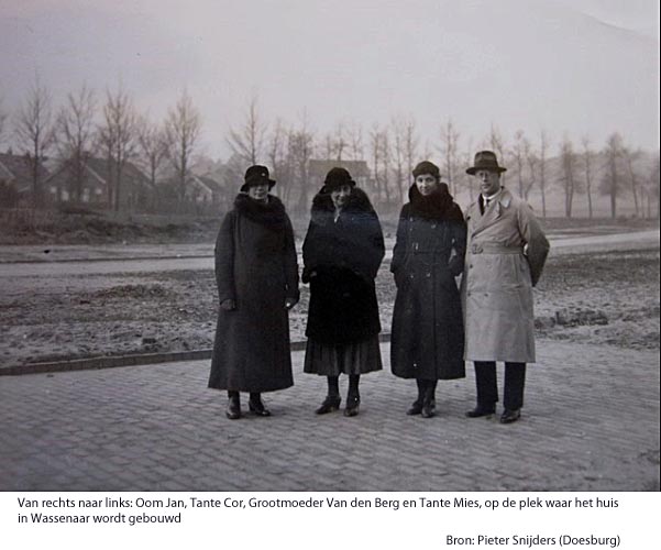 Van rechts naar links: Oom Jan, Tante Cor, Grootmoeder Van den Berg en Tante Mies, op de plek waar het huis in Wassenaar wordt gebouwd