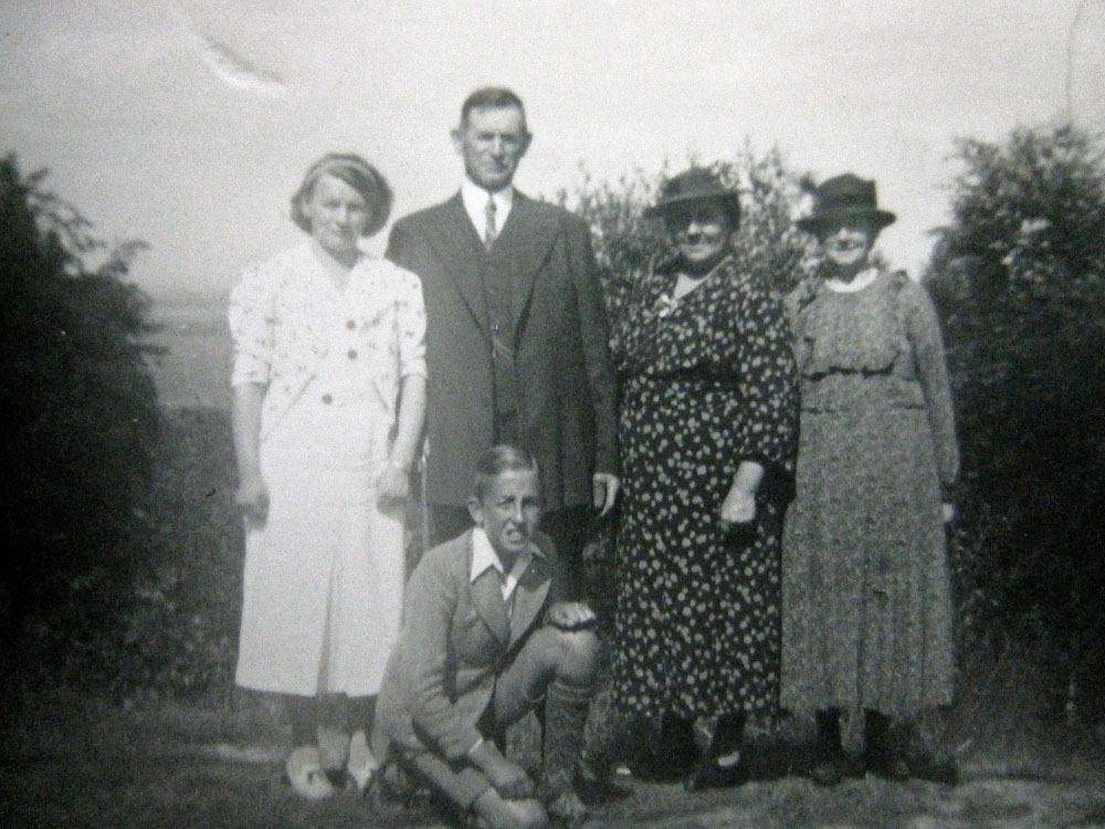 Een foto van mijn Vader (Pieter Snijders 1926)als jongen met z�n Oom Willem een broer van Bartholomeus Snijder.
Op de foto staat mijn Vader als jongen met zijn Oom Willem, zijn vrouw Tante Anna en haar zus, waar ik de naam niet van ken en nog een jonge vrouw.
