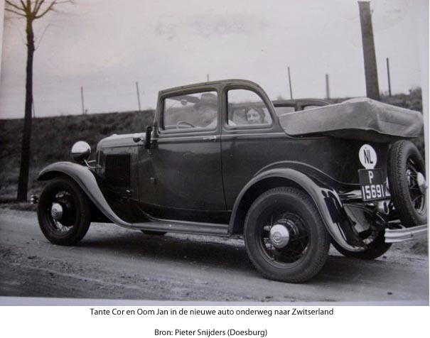Tante Cor en Oom Jan in de nieuwe auto onderweg naar Zwitserland