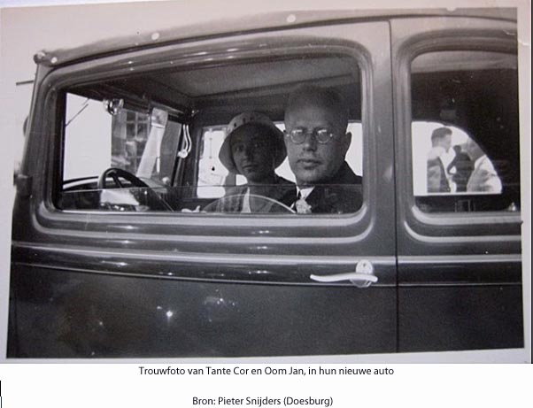 Trouwfoto van Tante Cor en Oom Jan, in hun nieuwe auto