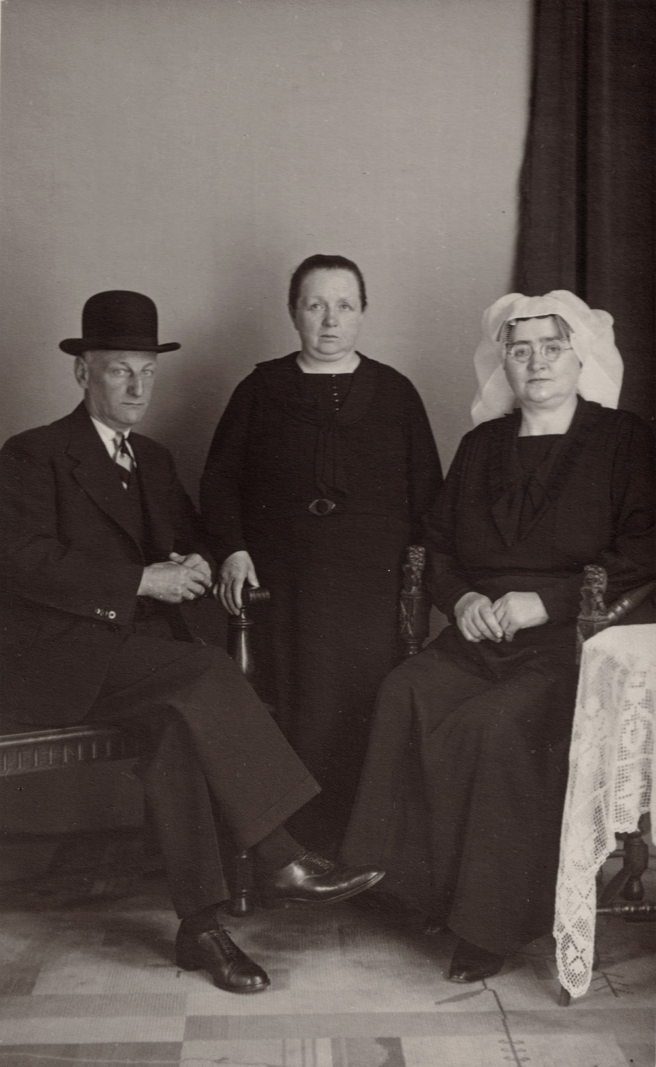 Gijsbertus Cornelis Kievit (1878-1966), Jozina Elizabeth Hermenet (1879-1959), �vrouw van Kempen� (niet ge�dentificeerd, we willen graag  weten wie deze dame is)
