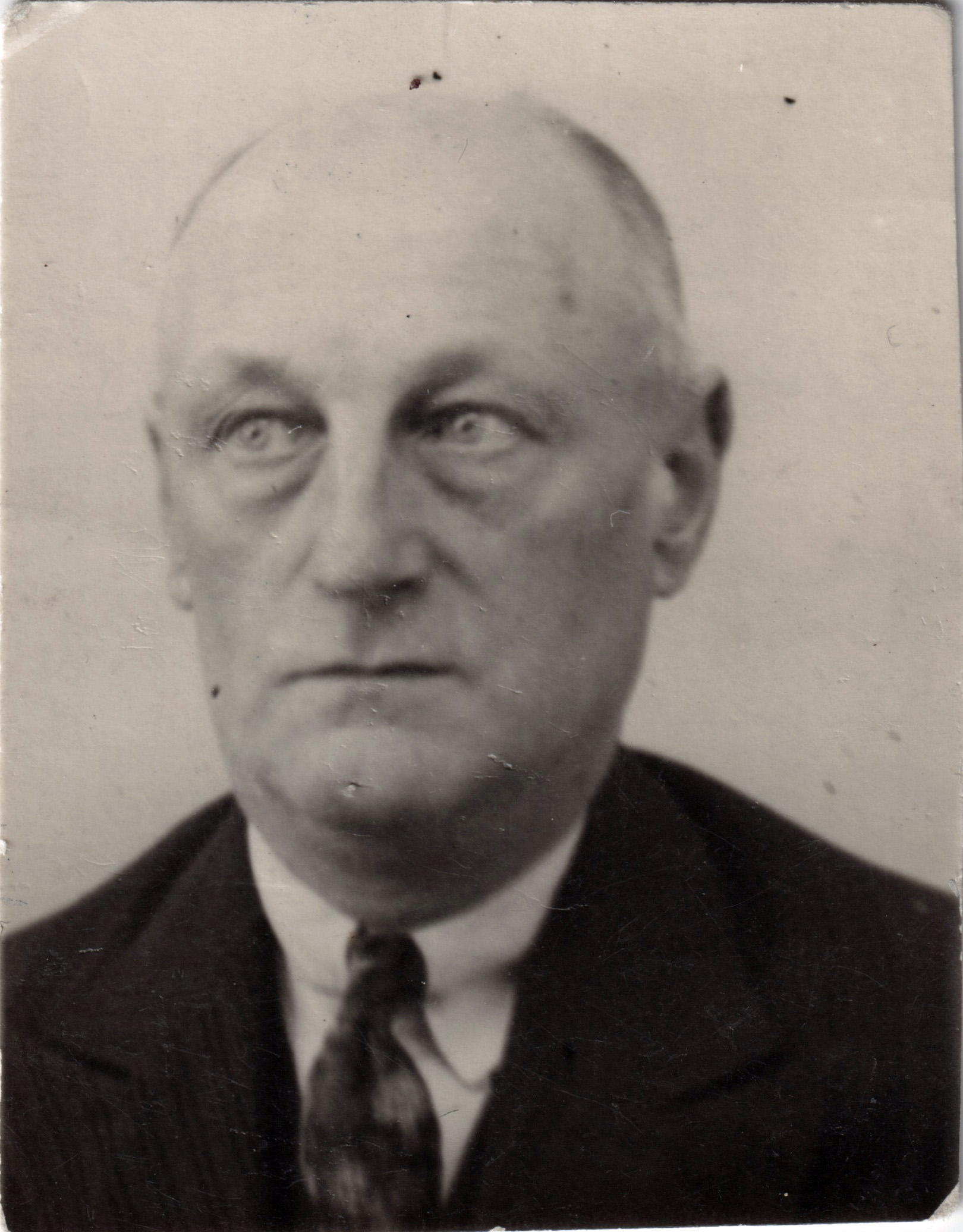 Gijsbertus Cornelis Kievit (1878-1966), ongedateerde pasfoto.