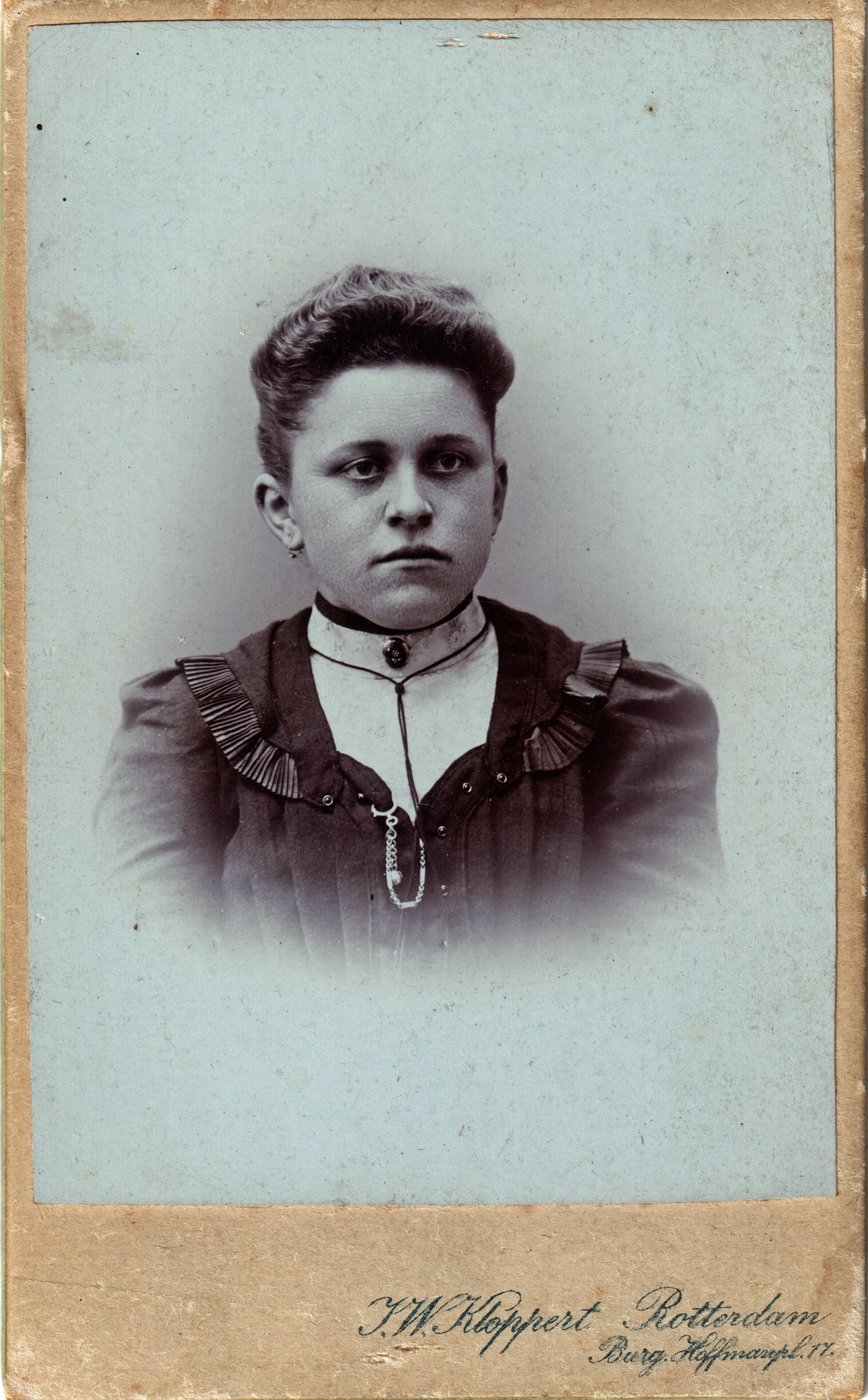 Johanna Wilhelmina Zwaan (1882-1946), de eerste echtgenote van Hugo van Rumph (1887-1968), carte-de-visite, circa 1905
