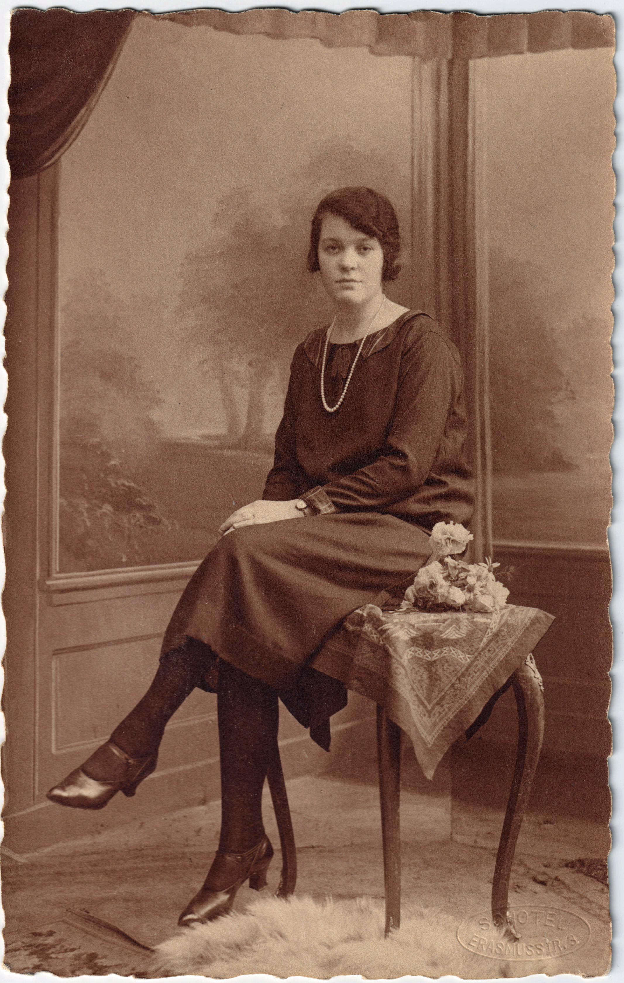 Suzanna Hermenet-van Rumph (1899-1970). Datering: mogelijk 20 juli 1927, de trouwdag van haar zus Lena. Haar man was trouwens Gerrit Hermenet (1898-1979, Zeist), een jongere broer van Jozina Elizabeth Hermenet