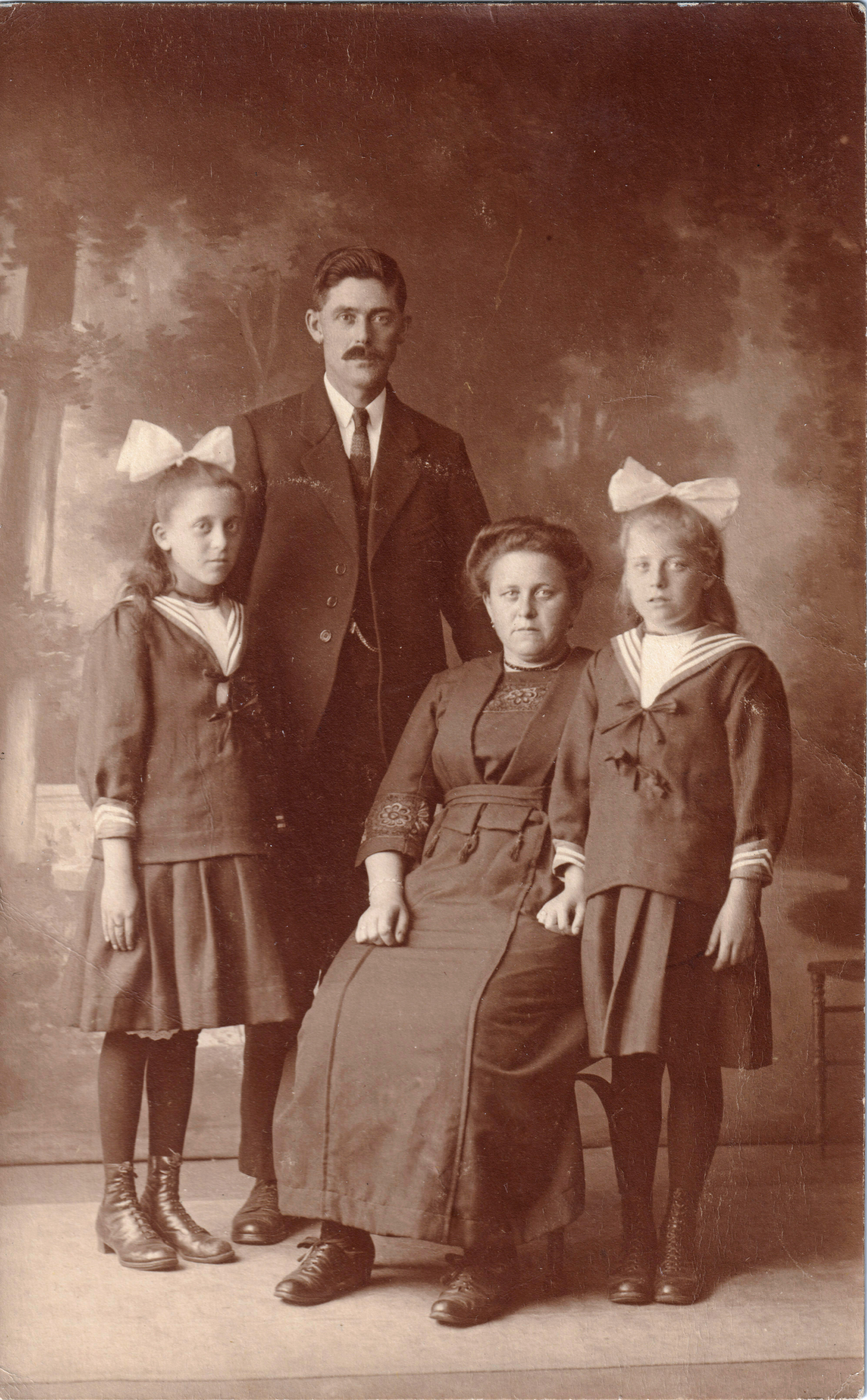 Hugo van Rumph, Anna Zwaan (1882-1946) en hun kinderen Suus (1911-?) en Marie (1912-2003), vermoedelijk begin jaren 20
