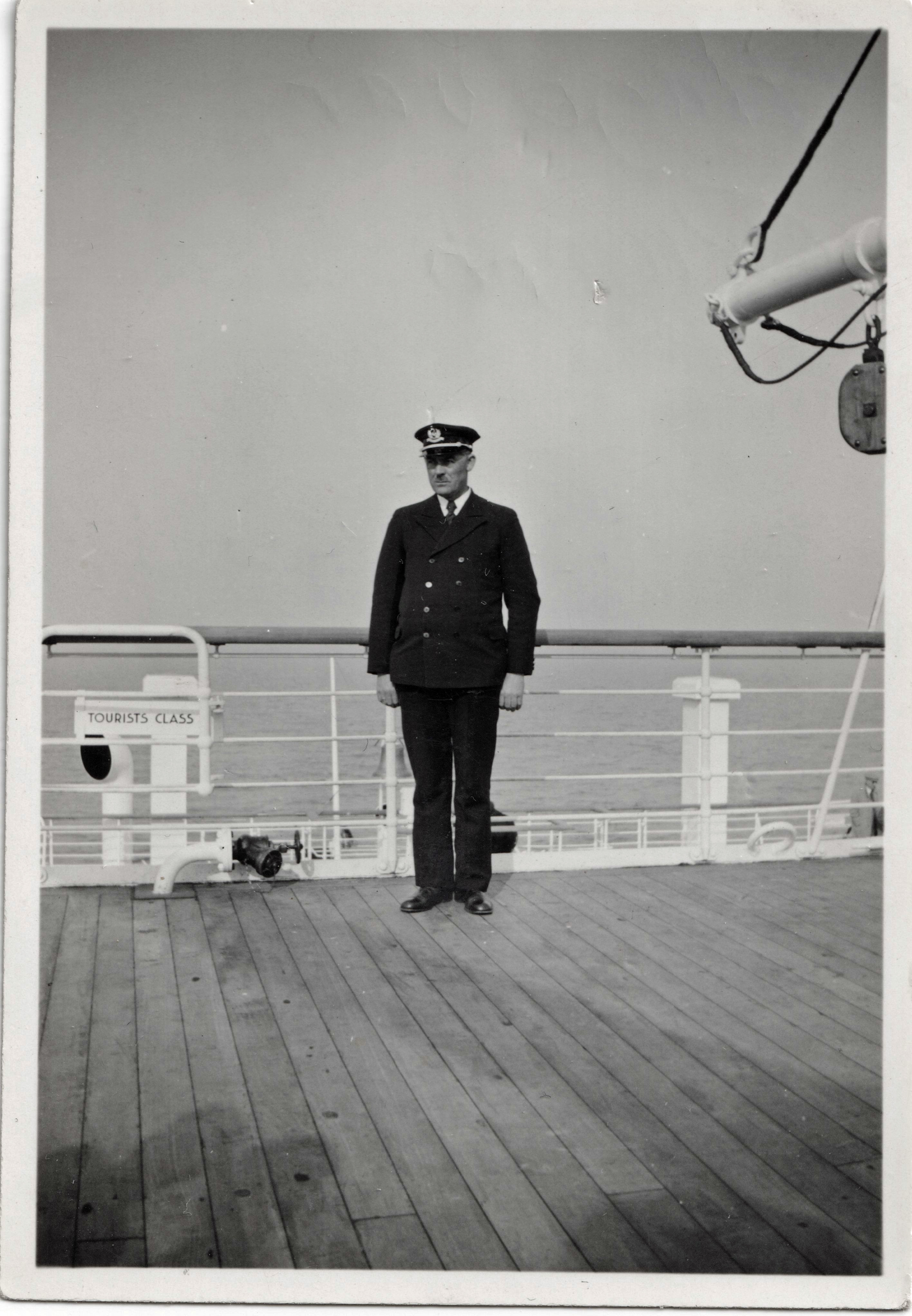 Hugo van Rumph. Mogelijk is deze foto genomen bij de tewaterlating van de ss Nieuw Amsterdam op 10 april 1937. Zie ook het artikel (met foto van Hugo) in het Rotterdamsch nieuwsblad van 12 april 1937.