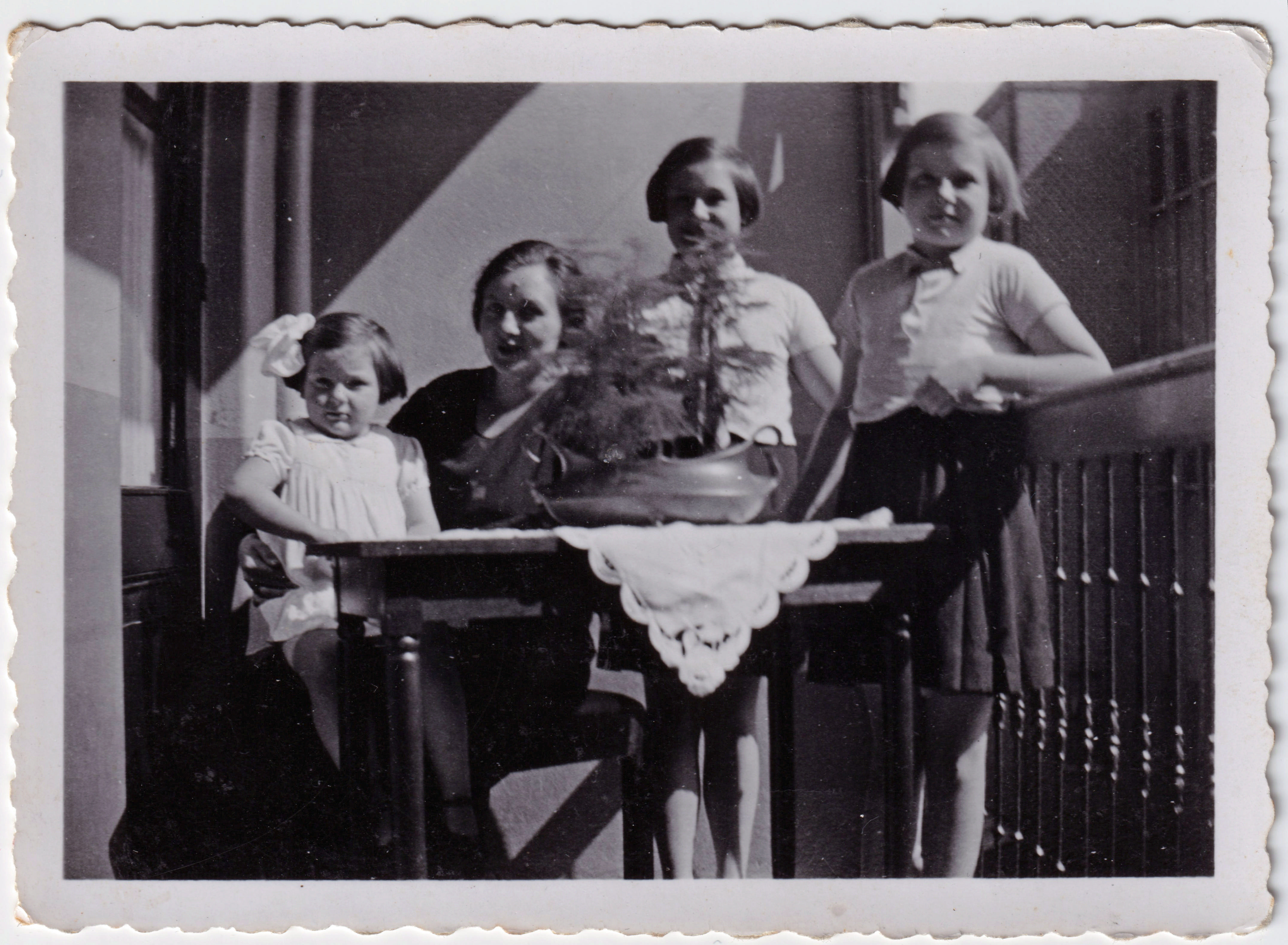 Geertje van Rumph-Kievit met haar dochters Johanna, Jo en Suus. Rond 1933.
Locatie: 1e Pijnackerstraat 52a. Geertje Heijltje Kievit (1903-1985) en Johan van Rumph (1903-1978) hebben hier gewoond met de kinderen voordat ze naar de Kleiweg 168a verhuisden.
