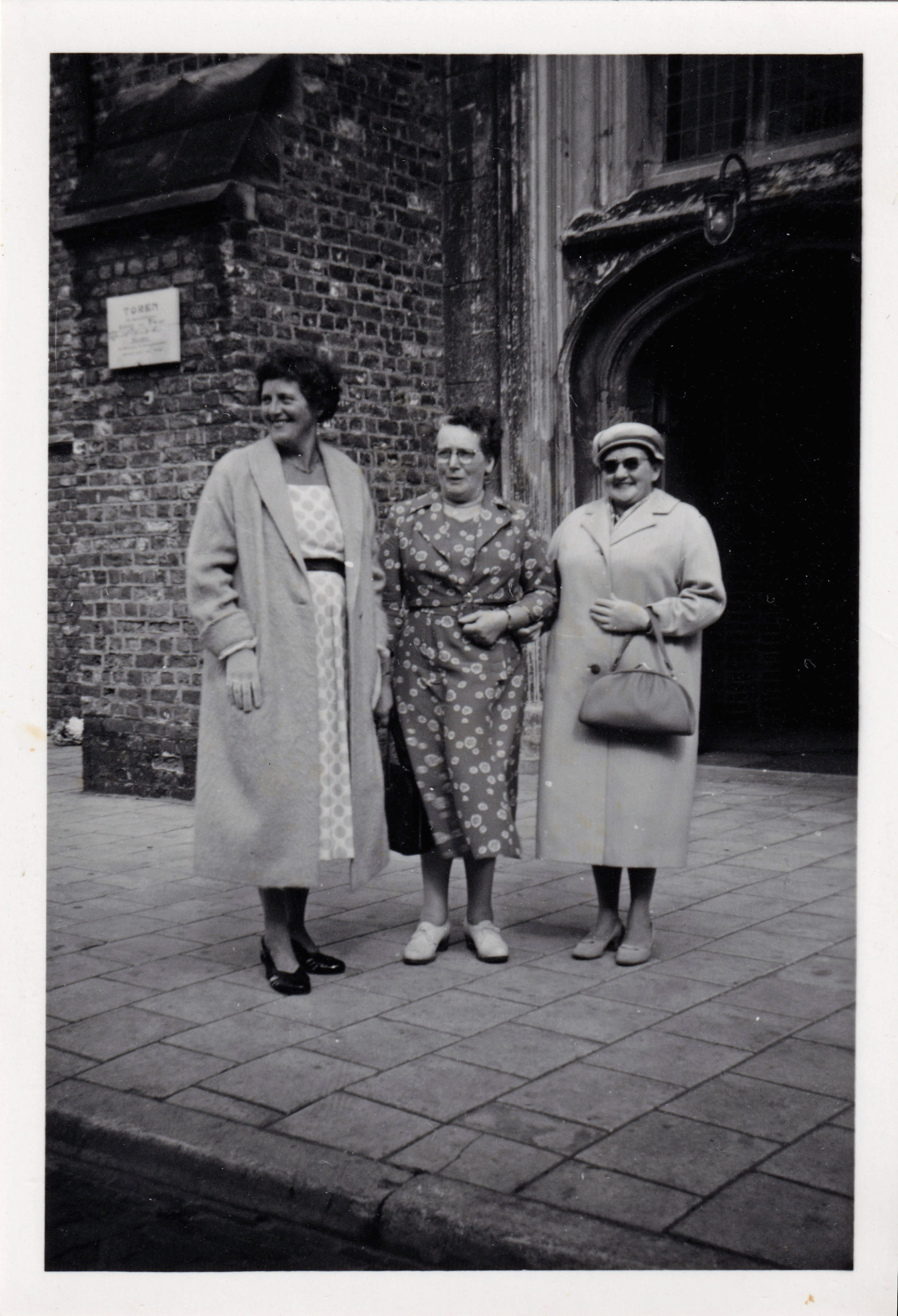 Marie van Rumph, Tietske Bouman (1901-1994, de tweede vrouw van Hugo van Rumph) en Geertje van Rumph-Kievit, waarschijnlijk jaren 50.

